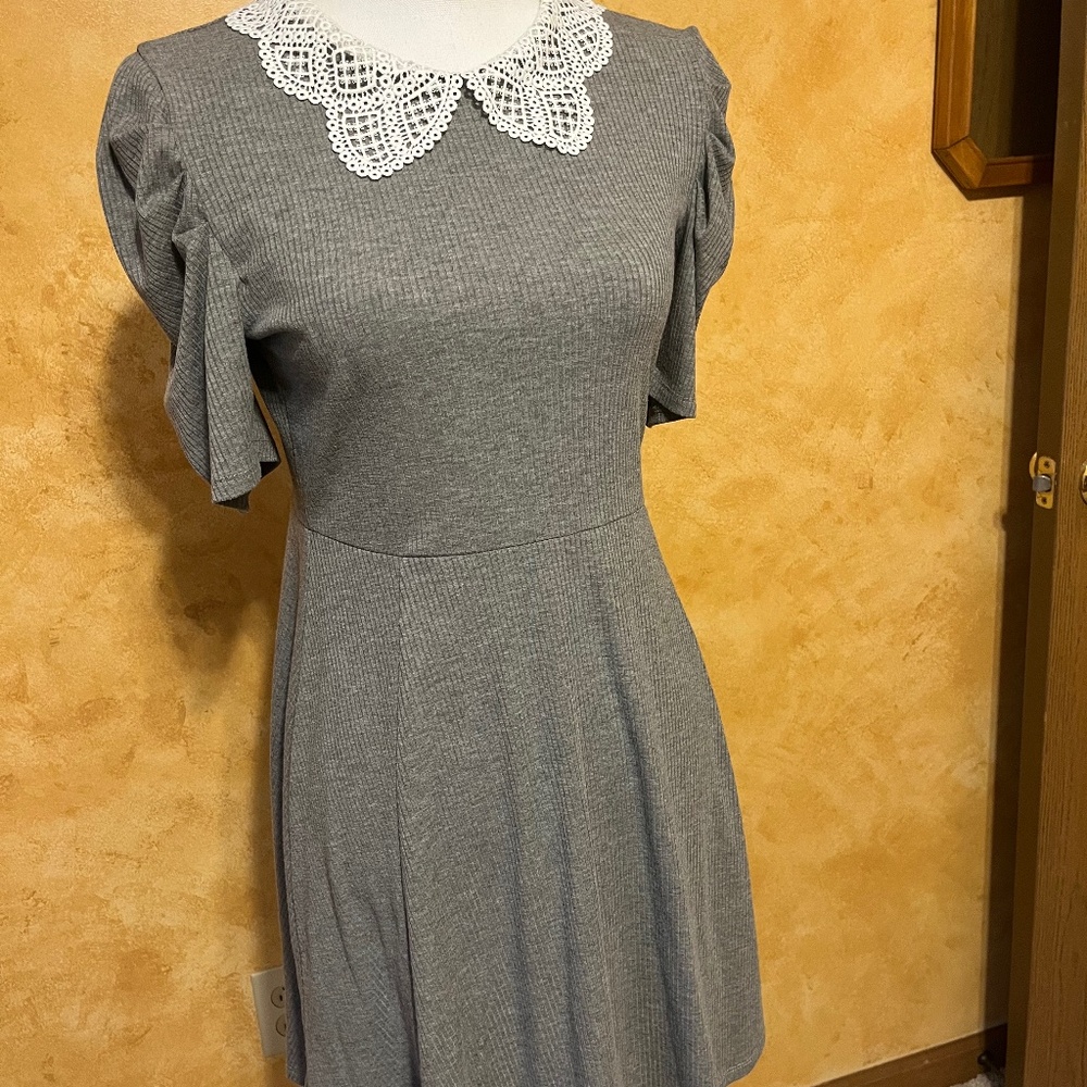 Francesca Collared Grey Short Sleeve Dress - Size Medium - Picture 2 of 5